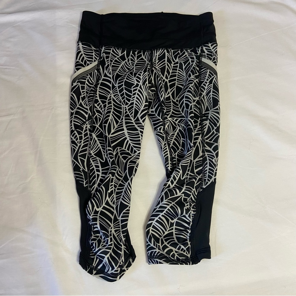 Lululemon Athletica women’s black and white Capri leggings size 4